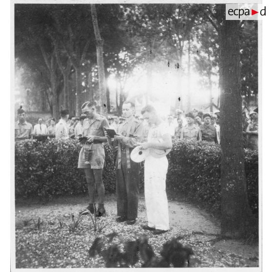 Lors de la fête des morts, au cimetière de Saigon, les autorités civiles et militaires participent à une cérémonie devant une stèle dédiée aux "Morts pour la France". [description provisoire]