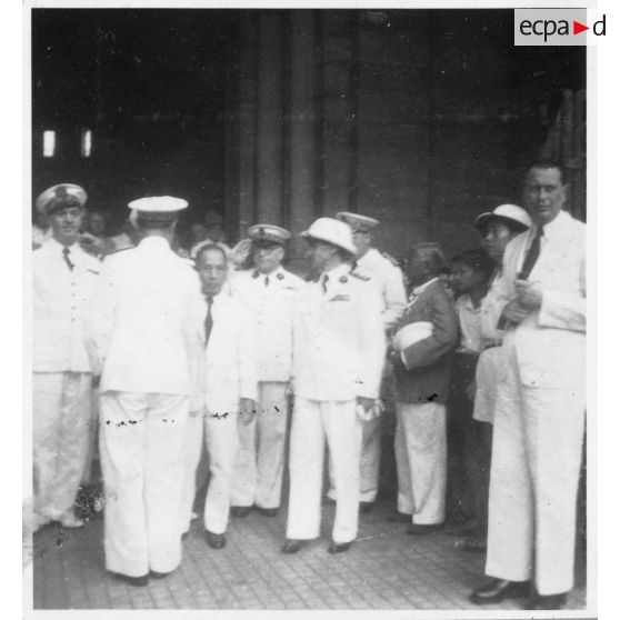 Après une messe célébrée à la cathédrale Notre-Dame-de-Saigon le jour de la fête des morts, les autorités discutent et posent pour des portraits de groupe à l'entrée du monument. [description provisoire]