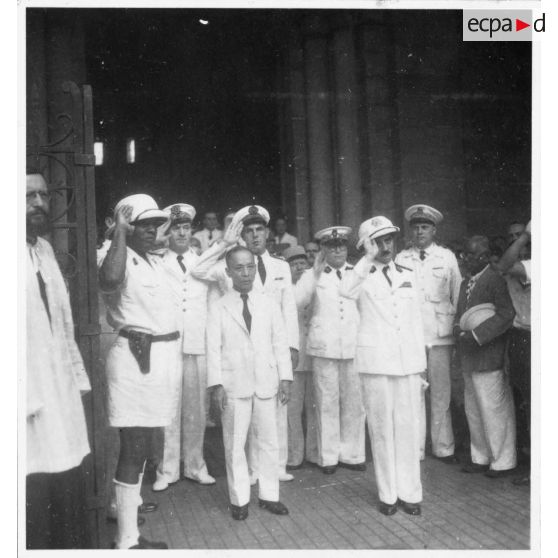 Après une messe célébrée à la cathédrale Notre-Dame-de-Saigon le jour de la fête des morts, les autorités discutent et posent pour des portraits de groupe à l'entrée du monument. [description provisoire]