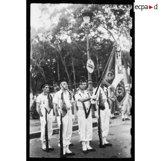 Lors d'une messe célébrée à la cathédrale Notre-Dame-de-Saigon pour la fête des morts, des troupes se tiennent au garde-à-vous sur la place en face du monument. [description provisoire]