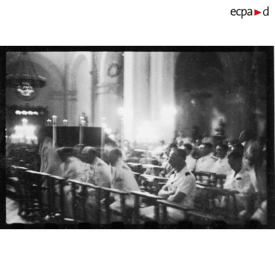 Le jour de la fête des morts, les autorités participent à une cérémonie dans la cathédrale Notre-Dame-de-Saigon. [description provisoire]