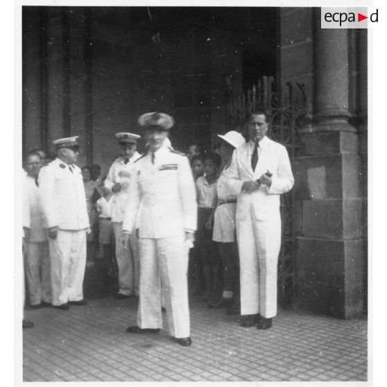 Après une messe célébrée à la cathédrale Notre-Dame-de-Saigon le jour de la fête des morts, les autorités discutent et posent pour des portraits de groupe à l'entrée du monument. [description provisoire]