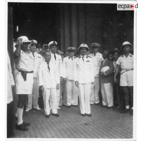Après une messe célébrée à la cathédrale Notre-Dame-de-Saigon le jour de la fête des morts, les autorités discutent et posent pour des portraits de groupe à l'entrée du monument. [description provisoire]