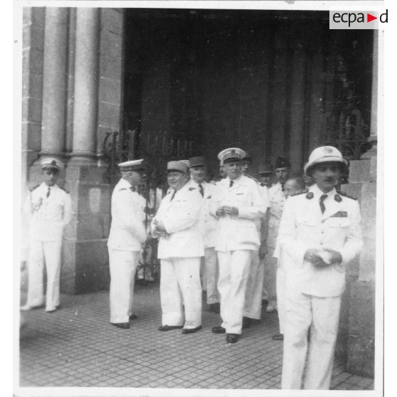 Après une messe célébrée à la cathédrale Notre-Dame-de-Saigon le jour de la fête des morts, les autorités discutent et posent pour des portraits de groupe à l'entrée du monument. [description provisoire]