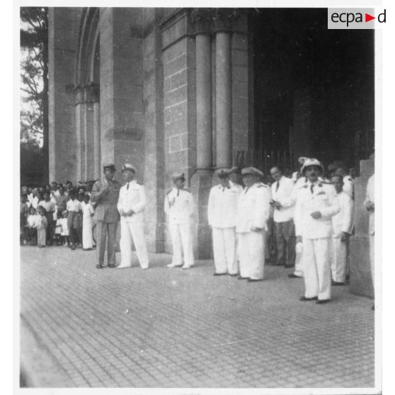 Après une messe célébrée à la cathédrale Notre-Dame-de-Saigon le jour de la fête des morts, les autorités discutent et posent pour des portraits de groupe à l'entrée du monument. [description provisoire]