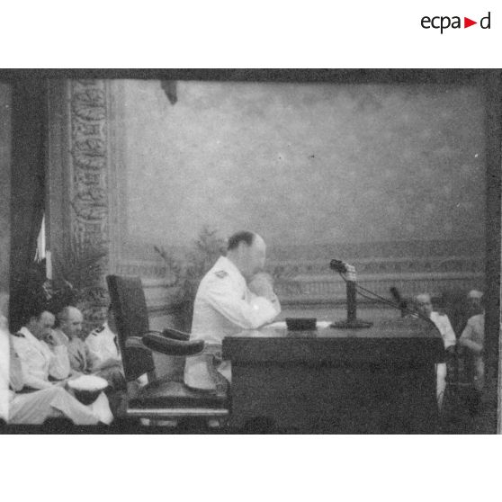 A l'Hôtel de Ville de Saigon, l'amiral Thierry d'Argenlieu prononce un discours devant un auditoire nombreux. [description provisoire]