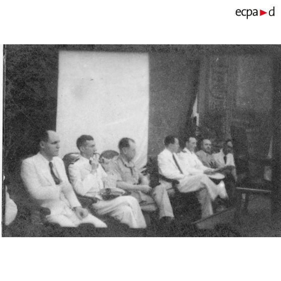 A l'Hôtel de Ville de Saigon, l'amiral Thierry d'Argenlieu prononce un discours devant un auditoire nombreux. [description provisoire]