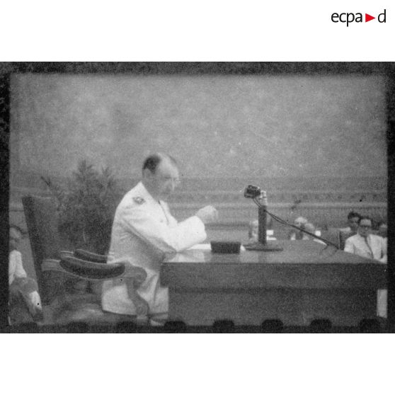 A l'Hôtel de Ville de Saigon, l'amiral Thierry d'Argenlieu prononce un discours devant un auditoire nombreux. [description provisoire]