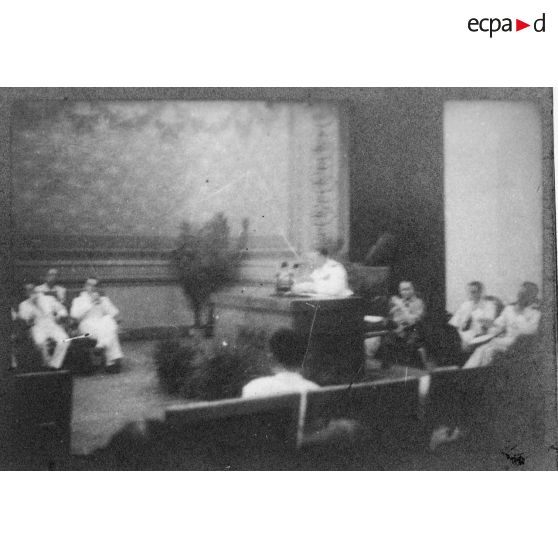A l'Hôtel de Ville de Saigon, l'amiral Thierry d'Argenlieu prononce un discours devant un auditoire nombreux. [description provisoire]