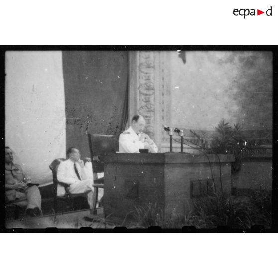 A l'Hôtel de Ville de Saigon, l'amiral Thierry d'Argenlieu prononce un discours devant un auditoire nombreux. [description provisoire]