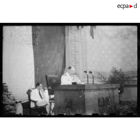 A l'Hôtel de Ville de Saigon, l'amiral Thierry d'Argenlieu prononce un discours devant un auditoire nombreux. [description provisoire]