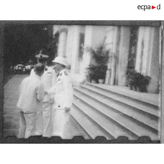 Le président Thinh arrive à l'Hôtel de Ville de Saigon pour assister au discours de l'amiral Thierry d'Argenlieu. [description provisoire]