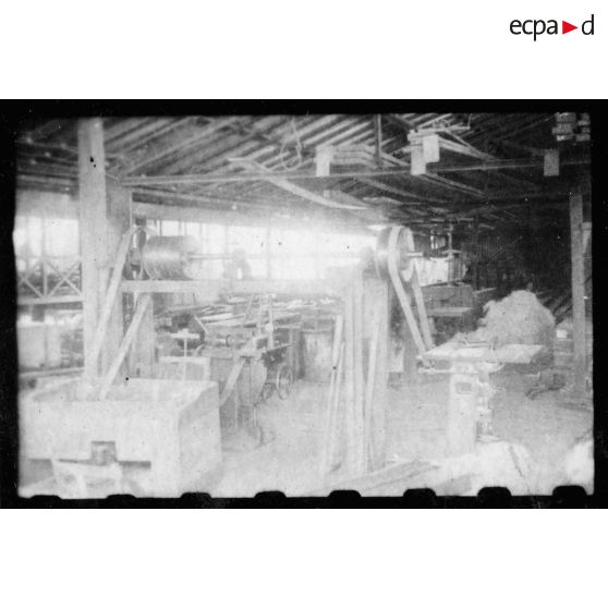 Ateliers de la  CFTI (Compagnie Française des Tramways d'Indochine) situés dans les environs de Saigon. [description provisoire]