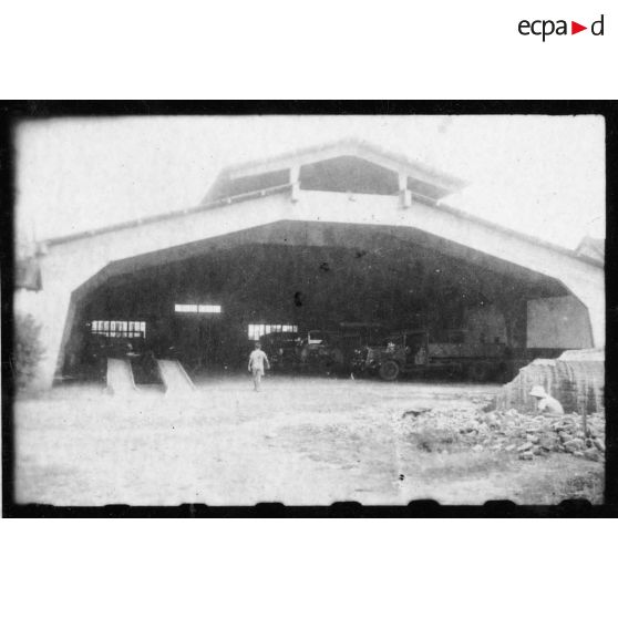 Dans les environs de Saigon, un entrepôt de bus de la CFTI (Compagnie Française des Tramways d'Indochine). [description provisoire]