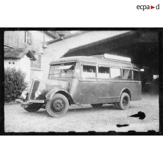 Dans les environs de Saigon, un entrepôt de bus de la CFTI (Compagnie Française des Tramways d'Indochine). [description provisoire]
