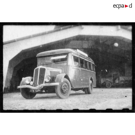 Dans les environs de Saigon, un entrepôt de bus de la CFTI (Compagnie Française des Tramways d'Indochine). [description provisoire]