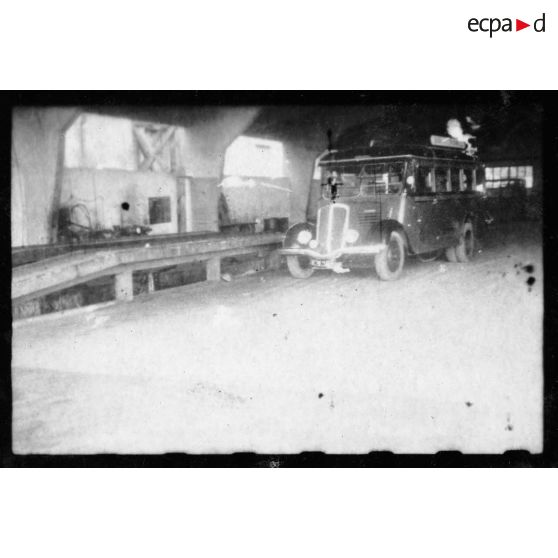 Dans les environs de Saigon, un entrepôt de bus de la CFTI (Compagnie Française des Tramways d'Indochine). [description provisoire]