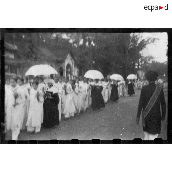 Les "Enfants de Marie" participent à une procession catholique dans les rues de Gia Dinh.<br> [description provisoire]