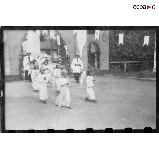 Les "Enfants de Marie" portent l'effigie de la Sainte Vierge lors d'une procession catholique à Gia Dinh [description provisoire]