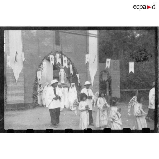 Les "Enfants de Marie" portent l'effigie de la Sainte Vierge lors d'une procession catholique à Gia Dinh [description provisoire]