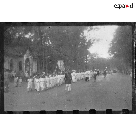 Les "Enfants de Marie" participent à une procession catholique dans les rues de Gia Dinh.<br> [description provisoire]
