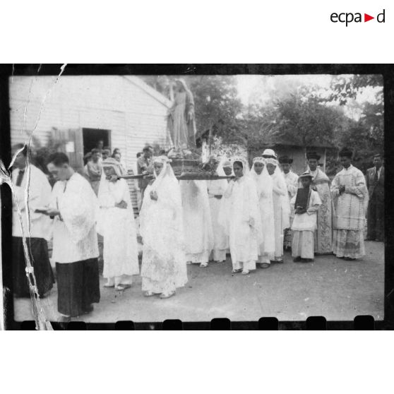 Les "Enfants de Marie" portent l'effigie de la Sainte Vierge lors d'une procession catholique à Gia Dinh [description provisoire]