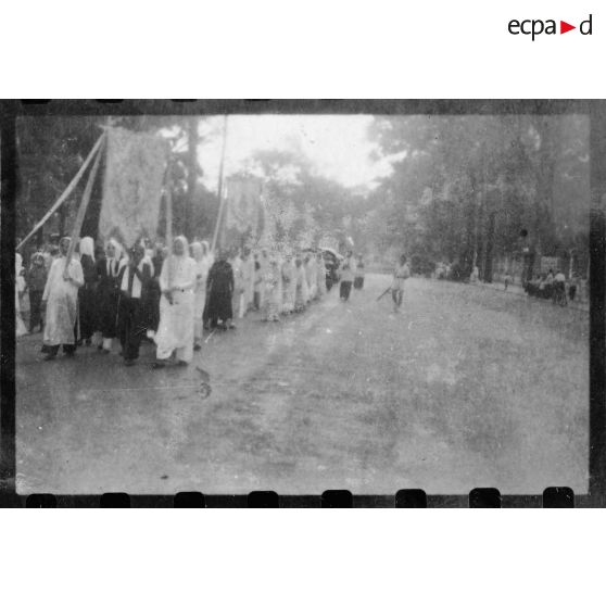 Les "Enfants de Marie" participent à une procession catholique dans les rues de Gia Dinh.<br> [description provisoire]