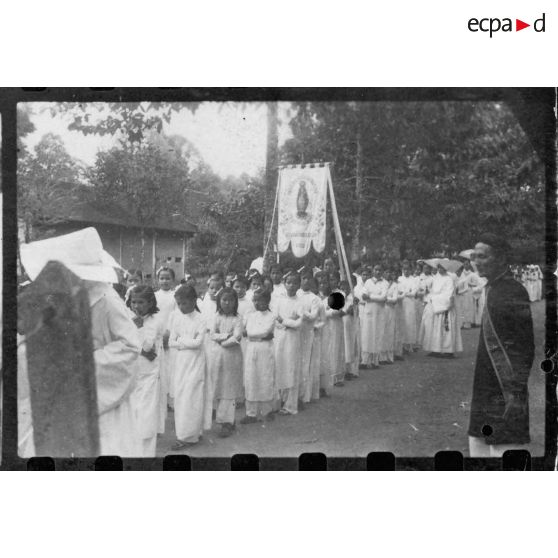 Les "Enfants de Marie" participent à une procession catholique dans les rues de Gia Dinh.<br> [description provisoire]