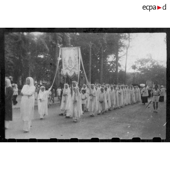 Les "Enfants de Marie" participent à une procession catholique dans les rues de Gia Dinh.<br> [description provisoire]
