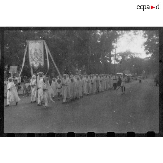 Les "Enfants de Marie" participent à une procession catholique dans les rues de Gia Dinh.<br> [description provisoire]