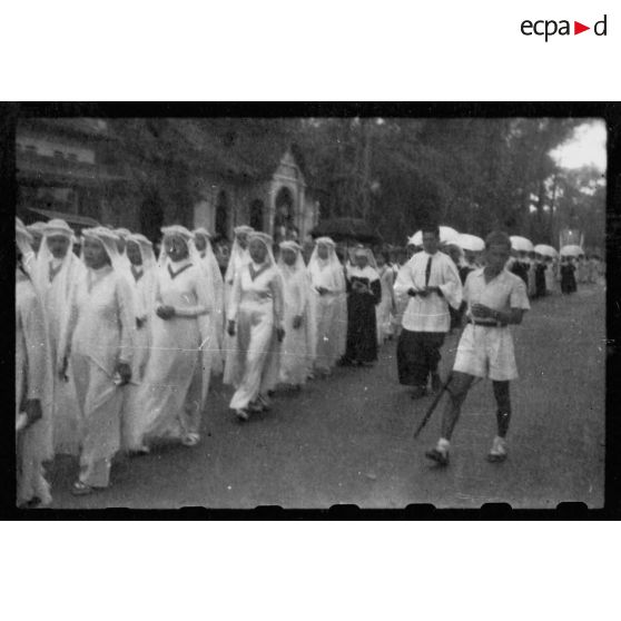 Les "Enfants de Marie" participent à une procession catholique dans les rues de Gia Dinh.<br> [description provisoire]