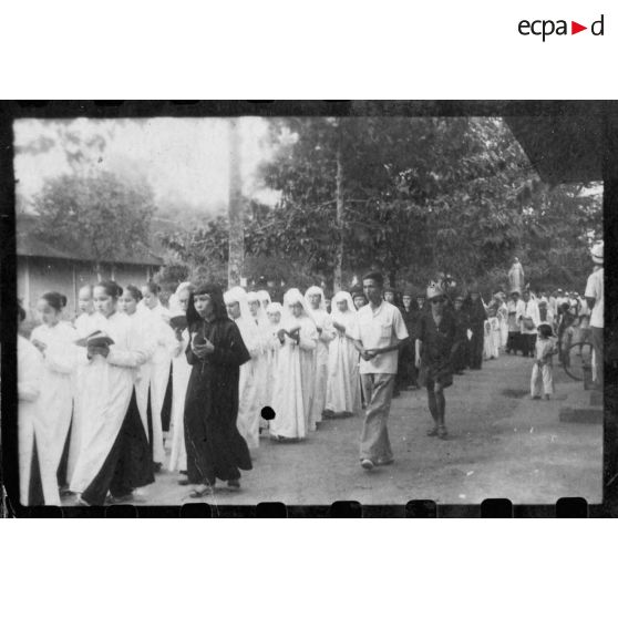 Les "Enfants de Marie" portent l'effigie de la Sainte Vierge lors d'une procession catholique à Gia Dinh [description provisoire]