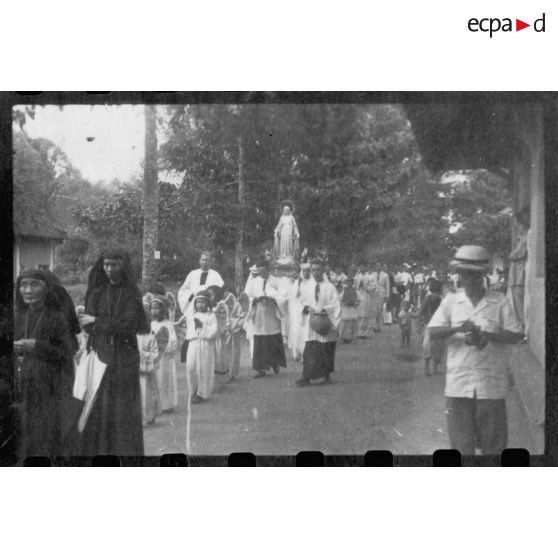 Les "Enfants de Marie" portent l'effigie de la Sainte Vierge lors d'une procession catholique à Gia Dinh [description provisoire]
