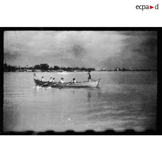 Dans le port de Saigon, plusieurs équipes s'affrontent au cours de régates.<br> [description provisoire]