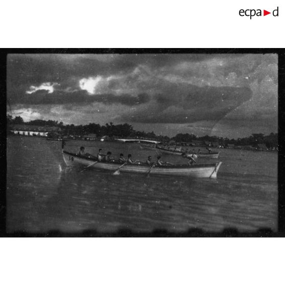 Dans le port de Saigon, plusieurs équipes s'affrontent au cours de régates.<br> [description provisoire]