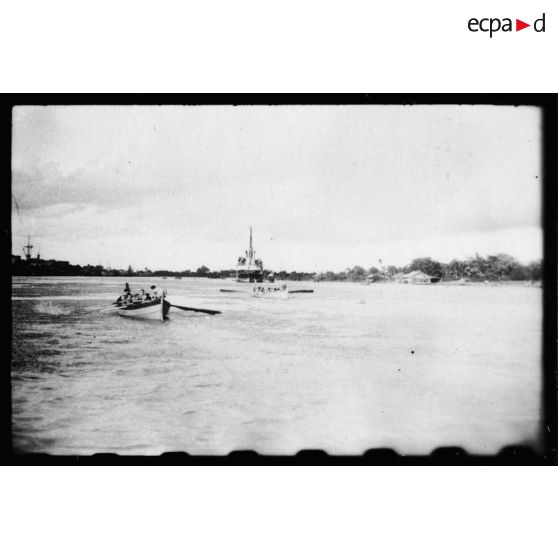 Dans le port de Saigon, plusieurs équipes s'affrontent au cours de régates.<br> [description provisoire]