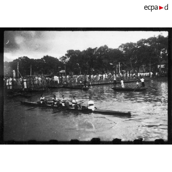 Portraits des équipes qui participent aux régates organisées dans le port de Saigon.<br> [description provisoire]