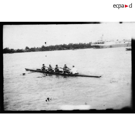 Dans le port de Saigon, plusieurs équipes s'affrontent au cours de régates.<br> [description provisoire]