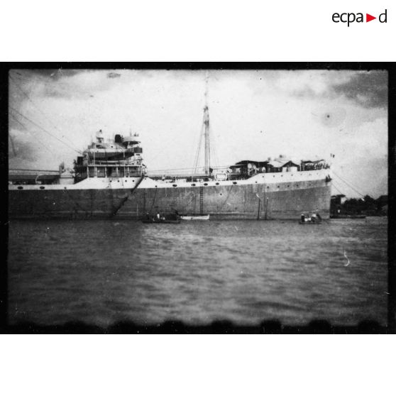 Dans le port de Saigon, plusieurs équipes s'affrontent au cours de régates.<br> [description provisoire]