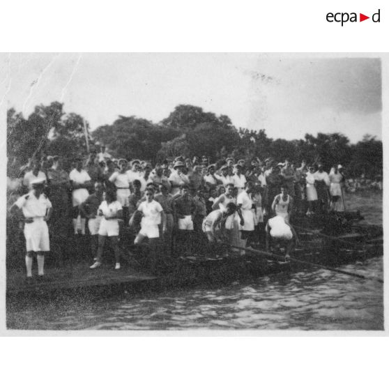 Des quais du port de Saigon, la foule assiste aux régates. [description provisoire]