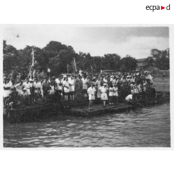 Des quais du port de Saigon, la foule assiste aux régates. [description provisoire]