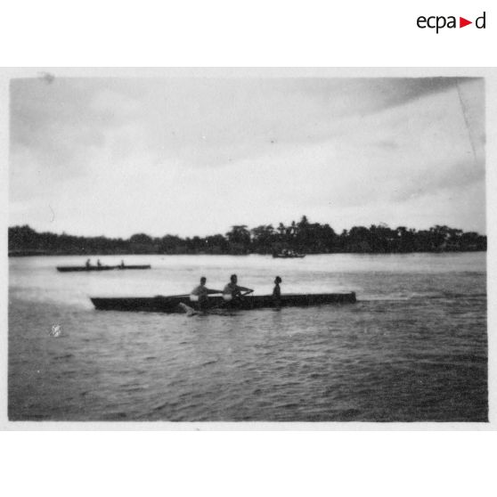 Dans le port de Saigon, plusieurs équipes s'affrontent au cours de régates.<br> [description provisoire]