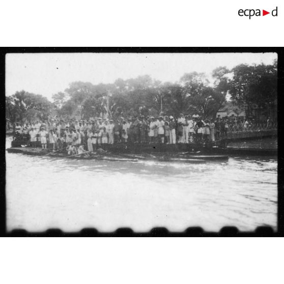 Des quais du port de Saigon, la foule assiste aux régates. [description provisoire]