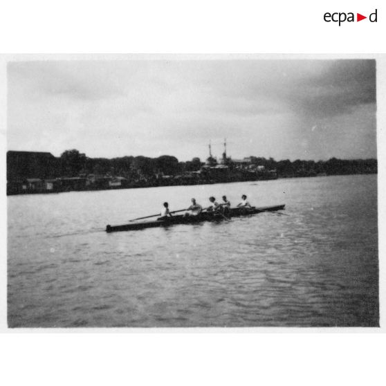 Dans le port de Saigon, plusieurs équipes s'affrontent au cours de régates.<br> [description provisoire]