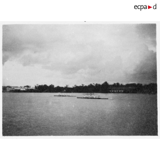 Dans le port de Saigon, plusieurs équipes s'affrontent au cours de régates.<br> [description provisoire]