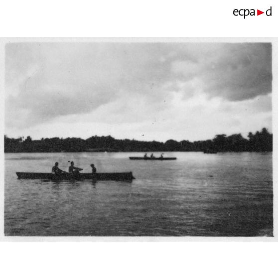 Dans le port de Saigon, plusieurs équipes s'affrontent au cours de régates.<br> [description provisoire]