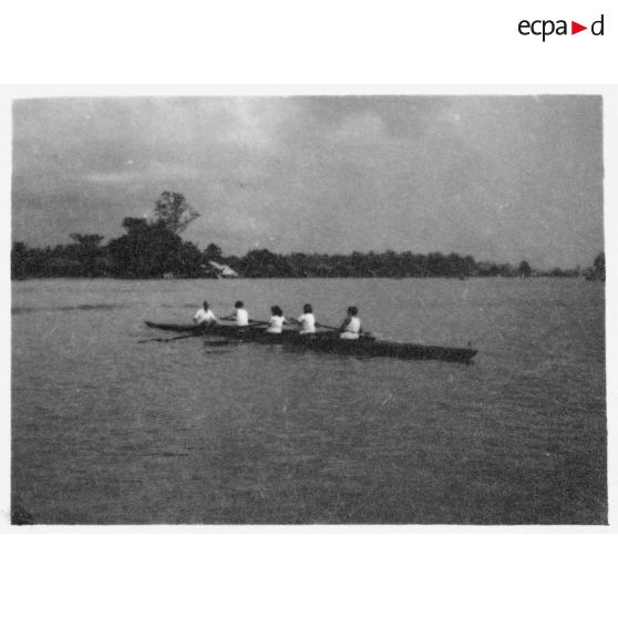 Dans le port de Saigon, plusieurs équipes s'affrontent au cours de régates.<br> [description provisoire]