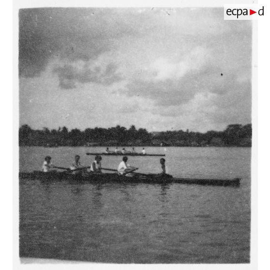 Dans le port de Saigon, plusieurs équipes s'affrontent au cours de régates.<br> [description provisoire]