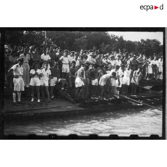 Des quais du port de Saigon, la foule assiste aux régates. [description provisoire]