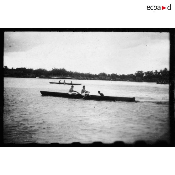 Dans le port de Saigon, plusieurs équipes s'affrontent au cours de régates.<br> [description provisoire]